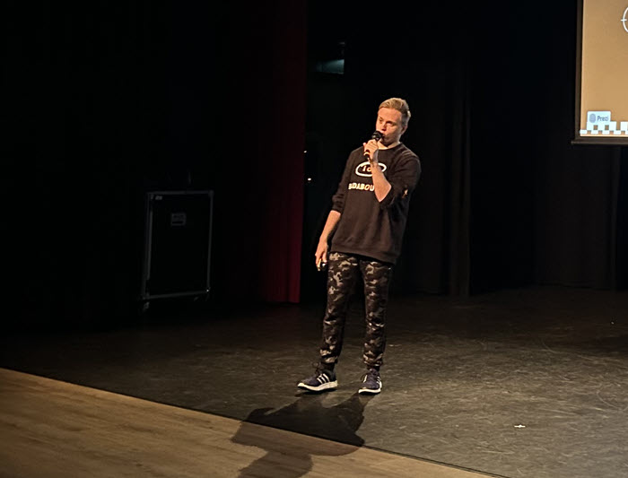 Paul Engelen treedt op als breakdancer in Theater Stroud voor de leerlingen van Groevenbeek Putten