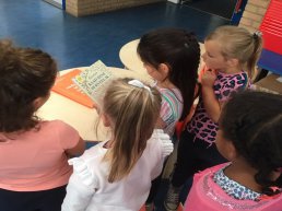 Bibliotheek deelt boeken uit aan ruim 3300 basisschoolleerlingen