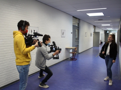 Oud leerlingen Christelijk College Groevenbeek maken film voor open huis met Linde in de hoofdrol