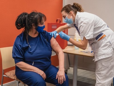 Eerste zorgverleners St Jansdal krijgen vaccinatie tegen COVID-19