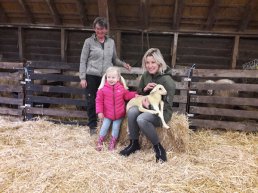 Carrie ten Napel adopteert eerste lammetje