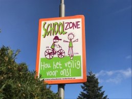 College over de avondklok en de opening van de scholen
