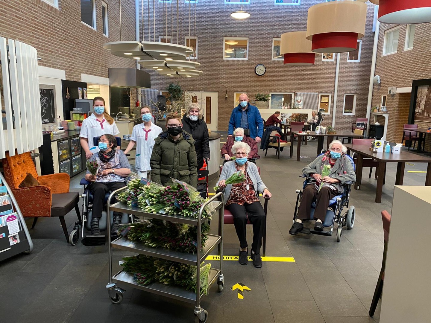 Milan deelt tulpen uit 2