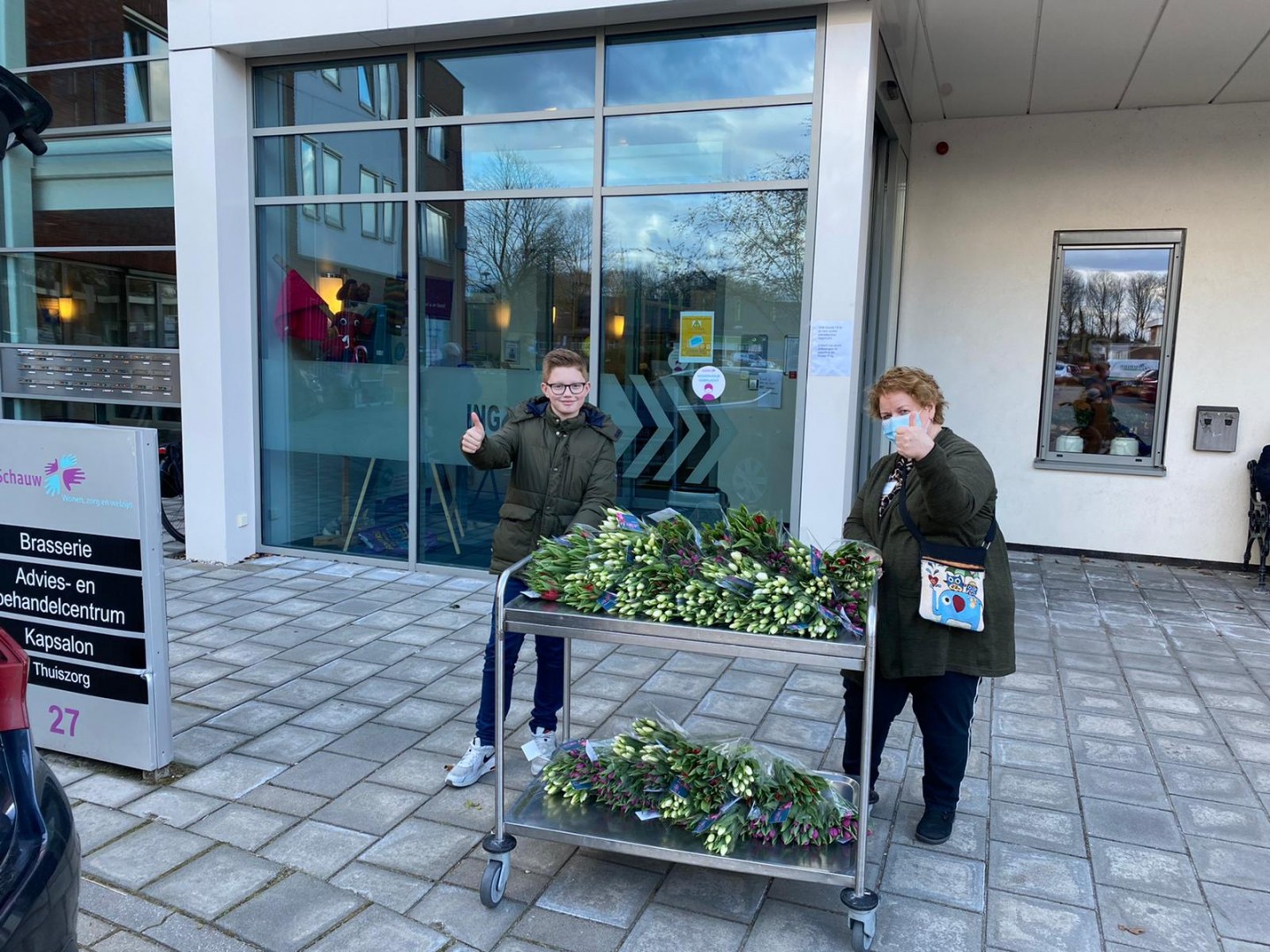 Milan deelt tulpen uit 3