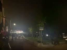 Zowel vrijdagavond als zaterdagavond verzamelden de jongeren, niet alleen afkomstig uit Harderwijk, maar ook uit omliggende plaatsen, zich aanvankelijk op het Strandeiland.