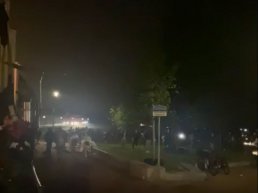 Politie jaagt honderden jongeren het Strandeiland af en Harderwijk uit