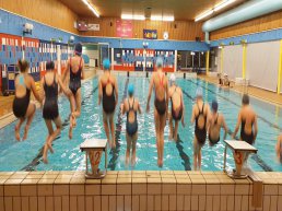 Volg proeftrainingen synchroonzwemmen