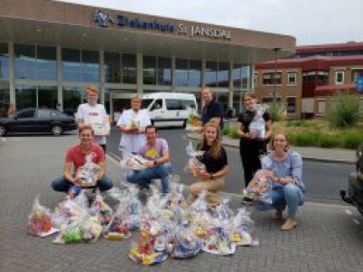 Leerlingen Groevenbeek overhandigen pakketten aan zorgmedewerkers St Jansdal