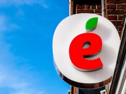 Univé Dichtbij helpt in aanloop naar feestdagen De Voedselbank met inzamelen voedsel en geld