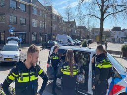 Politie Veluwe West haalt veel beren op voor kinderen uit Oekraïne