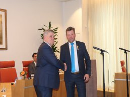 Koninklijke onderscheiding voor raadslid Van den Heuvel