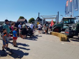 Boeren delen appels uit bij het Dolfinarium