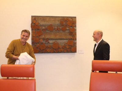 Gerrit van Emous maakte kunstwerk 'Besloten' voor de raadzaal