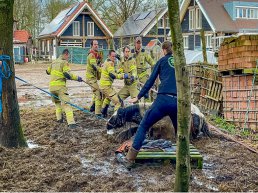 Brandweer trekt verzwakt paard rechtop