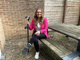 Wilma Kroon verzorgt het startschot bij de PuttenPowerRun