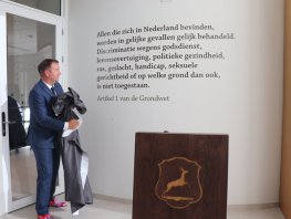 Artikel 1 van de Grondwet zichtbaar in het gemeentehuis