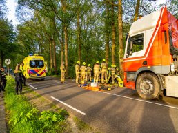 Pick-up truck knalt tegen boom, bestuurder gewond