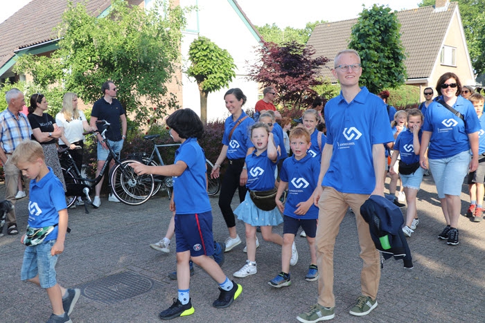 De Sanseveria's treden op tijdens de eerste avond van de Avondvierdaagse 1