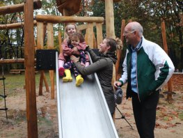 Jinthe en Jula openen samen met wethouder 't Jong de eerste Putterpoort