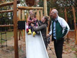 Jinthe en Jula openen samen met wethouder 't Jong de eerste Putterpoort