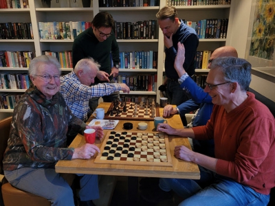 Kom gezellig dammen of schaken in Stroud
