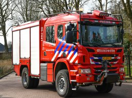 Fikse brand legt woonboerderij in de as