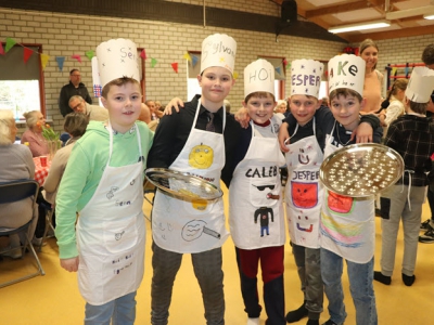 Leerlingen van De Schovenhorst bakken pannenkoeken voor de buren