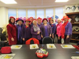 Dames van de Amersfoortse Red Hat Society bezoeken Putten 