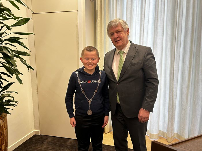 Leerlingen De Wegwijzer nemen plaats in de raadzaal tijdens Democracity 3