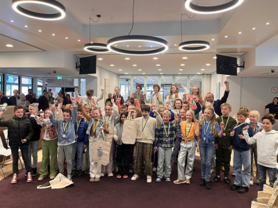 Derde plek voor Emma de Ruiter bij finale Junior Dictee