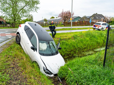 Auto belandt in sloot bij afslag Broekermolenweg