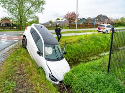 Auto belandt in sloot bij afslag Broekermolenweg