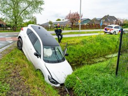 Auto belandt in sloot bij afslag Broekermolenweg