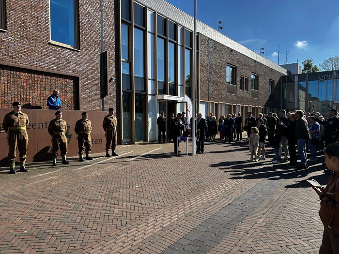 Bevrijdingscolonne trekt door de straten 2