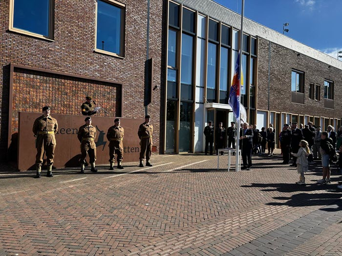 Bevrijdingscolonne trekt door de straten 3
