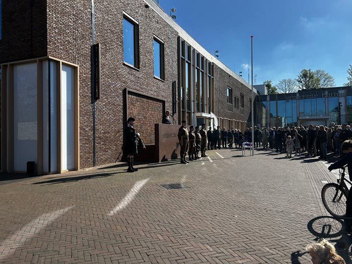 Bevrijdingscolonne trekt door de straten 1
