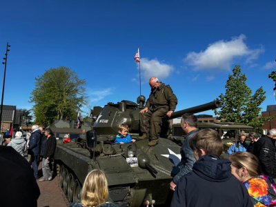 Bevrijdingscolonne trekt door de straten