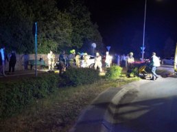 ​Bestuurder bekneld na flinke klap tegen stenen muur