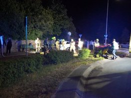 ​Bestuurder bekneld na flinke klap tegen stenen muur