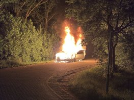 ​Auto brandt volledig uit aan de Beulekampersteeg