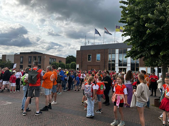 De tweede etappe van de avondvierdaagse in beeld gebracht 1