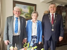 Burgemeester Lambooij bezoekt diamanten bruidspaar