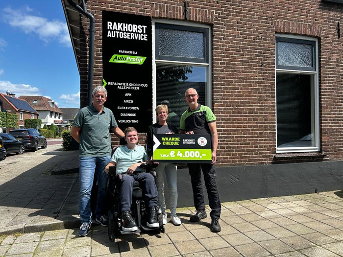 Rakhorst overhandigt cheque voor Duchenne Heroes