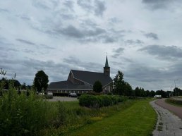 ​Bewoner dient bezwaar in tegen religieus LED-scherm bij dorpsentree