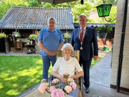 Burgemeester bezoekt diamanten bruidspaar Jansen-Knevel 