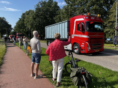 Een lange stoet van vrachtwagens trekt zaterdag weer door de straten van Putten en Ermelo