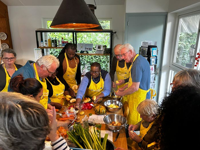 Caribische maaltijd voor bewoners en mantelzorgers bij ZorgErf