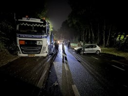 ​Bestuurder vlucht na botsing met vrachtwagen