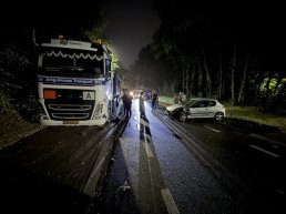 Bestuurder vlucht na botsing met vrachtwagen
