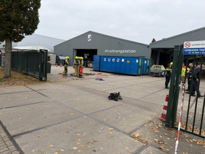 Brandweer rukt uit voor gevaarlijke stof bij het afvalbrengstation